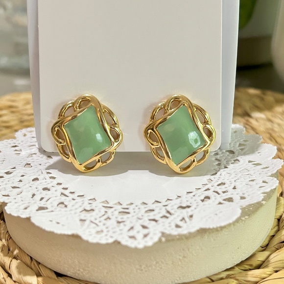 Vintage Monet Green Enamel Gold Tone Open Filigree Clip-On Oval Earrings - Picture 5 of 10